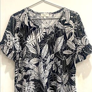 Black & White Leaf Print Top 🔥 - Size Large